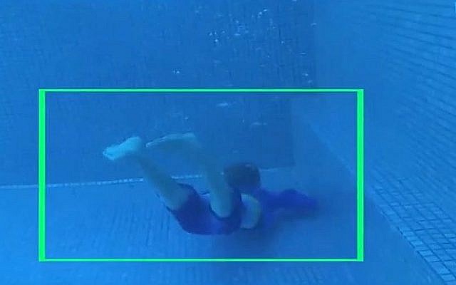 Illustration du fonctionnement du système de détection des noyades Coral Manta dans une piscine. Il a été développé par la startup israélienne Coral Detection Systems (Crédit : capture écran YouTube)