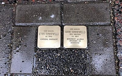 Des stolpersteines nettoyées et polies à Berlin. (Crédit : Yotam Cohen)