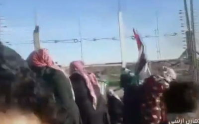 Des Palestiniens s'en prennent à la clôture frontalière de Gaza, le 11 janvier 2019 (Capture d'écran : /Hadashot news) Des Palestiniens s'en prennent à la clôture frontalière de Gaza, le 11 janvier 2019 (Capture d'écran : /Hadashot news)