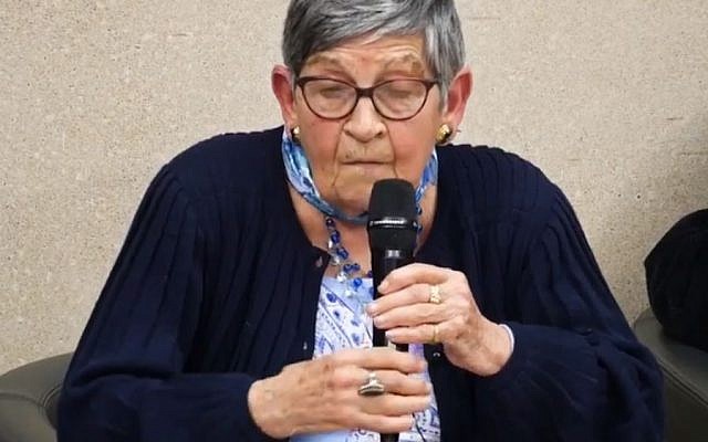 La grande témoin Ginette Kolinka, rescapée des camps de la mort, auprès de lycéens en pays de la Loire au printemps 2018. (Crédit : capture d'écran Paysdelaloire/Youtube)
