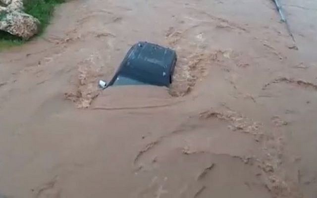 Une voiture emportée par les eaux dans le lit de la rivière de Hilazon dans le centre de la Galilée, le 14 janvier 2019 (Crédit : Services des incendies et de secours du district du nord) Une voiture emportée par les eaux dans le lit de la rivière de Hilazon dans le centre de la Galilée, le 14 janvier 2019 (Crédit : Services des incendies et de secours du district du nord)