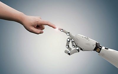 Illustration : une main jhumaine et une main robotisée. (Crédit : PhonlamaiPhoto; iStock by Getty Images)
