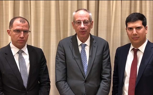 Les avocats du Premier ministre Benjamin Netanyahu, (de gauche à droite) Tal Shapira, Navot Tel Zur, et  Amit Hadad, après un entretien avec le procureur général Avichai Mandelblit, le 21 janvier 2019. (Crédit : capture d'écran Mivzak news)