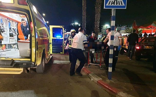 Une victime de coups de couteaux à Lod est évacuée par une ambulance Magen David Adom, 24 janvier 2019. (Crédit : MDA) Une victime de coups de couteaux à Lod est évacuée par une ambulance Magen David Adom, 24 janvier 2019. (Crédit : MDA)