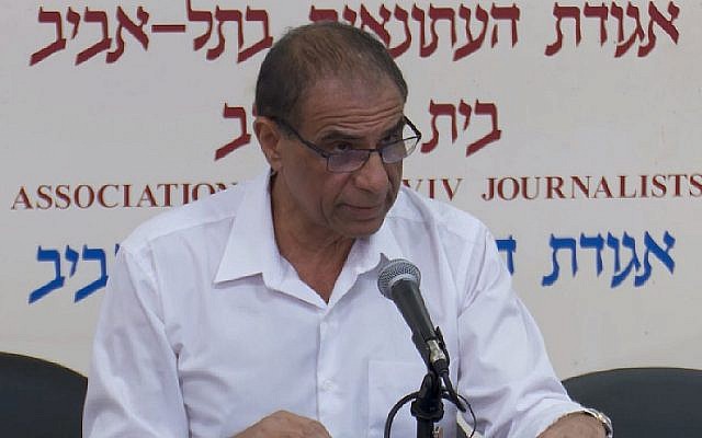 Moshe Pereg, l'oncle de Gil Pereg accusé d'avoir tué sa mère et sa tante en Argentine, s'adresse à des journalistes à Tel Aviv, le 28 janvier 2019. (Crédit : capture écran Hadashot)