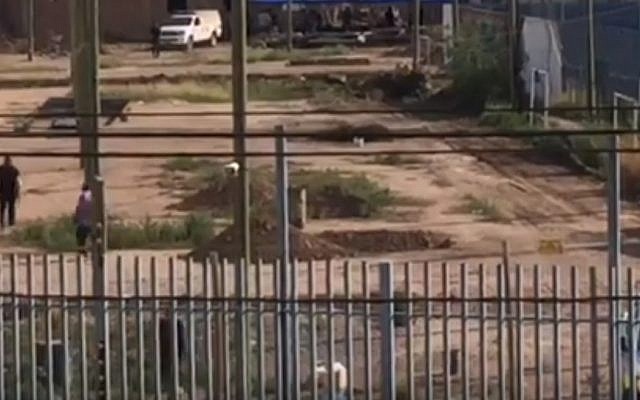 Des enquêteurs se rendent au domicile de Gil Pereg à Mendoza, en Argentine, le 26 janvier 2019. (Capture d'écran : YouTube) Des enquêteurs se rendent au domicile de Gil Pereg à Mendoza, en Argentine, le 26 janvier 2019. (Capture d'écran : YouTube)