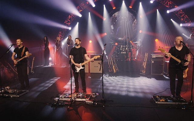 Les membres du groupe Pink Floyd Experience, en concert en Israël en janvier 2019, après avoir résisté aux pressions de chanteur des Pink Floyd, Roger Waters. (Crédit : EGOEast Productions)