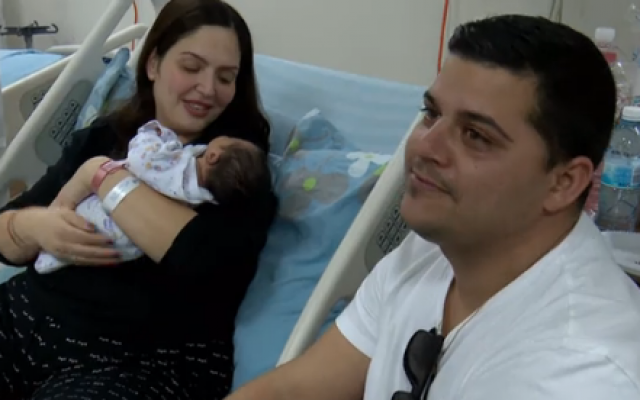 Barak Elimelech (à droite), avec sa femme Racheli et leur nouveau-né. (Crédit : capture d'écran Hadashot) Barak Elimelech (à droite), avec sa femme Racheli et leur nouveau-né. (Crédit : capture d'écran Hadashot)