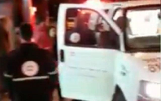 Une ambulance à Kiryat Tivon, le 28 janvier 2019, après qu'un homme a été abattu par des assaillants non identifiés,. (Crédit : capture d'écran Channel 13)
