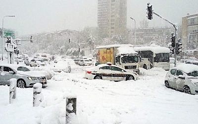 Des véhicules bloqués par la neige à l'entrée de Jérusalem en décembre 2013 (Crédit : Israel Hatzolah)