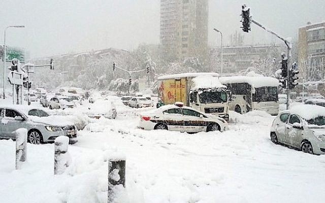 Des véhicules bloqués par la neige à l'entrée de Jérusalem en décembre 2013 (Crédit : Israel Hatzolah) Des véhicules bloqués par la neige à l'entrée de Jérusalem en décembre 2013 (Crédit : Israel Hatzolah)