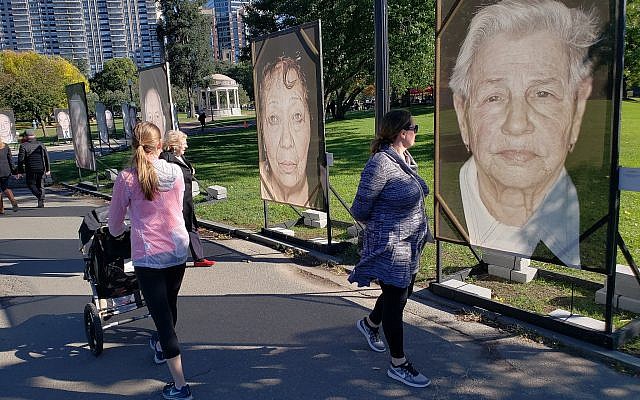 Illustration : l'installation "Lest We Forget" en hommage aux victimes de la Shoah à Boston, avec des photos de survivants prises par Luigi Toscano, le 16 octobre 2018. (Crédit : Matt Lebovic/The Times of Israel) Illustration : l'installation "Lest We Forget" en hommage aux victimes de la Shoah à Boston, avec des photos de survivants prises par Luigi Toscano, le 16 octobre 2018. (Crédit : Matt Lebovic/The Times of Israel)