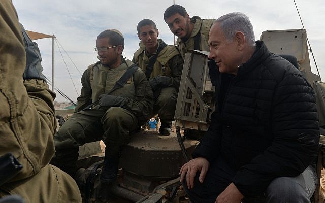 Le Premier ministre Benjamin Netanyahu a rencontré des soldats lors d'une visite à la base militaire de Shizafon, le 23 janvier 2019 (Crédit : Kobi Gideon / GPO) Le Premier ministre Benjamin Netanyahu a rencontré des soldats lors d'une visite à la base militaire de Shizafon, le 23 janvier 2019 (Crédit : Kobi Gideon / GPO)