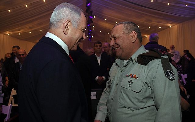 Le Premier ministre Benjamin Netanyahu serre la main du chef d'Etat-major sortant Gadi Eizenkot pendant une cérémonie d'adieu au siège de l'armée de Tel Aviv, le 13 janvier 2019 (Crédit : Haim Tzach/GPO)
