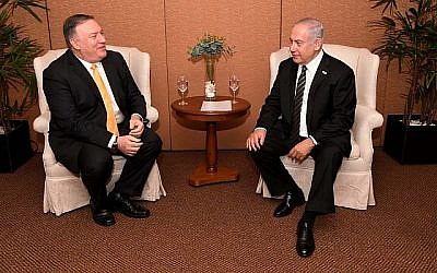 Le secrétaire d'État américain Mike Pompeo avec le Premier ministre Benjamin Netanyahu à Brasilia, le 1er janvier 2019 (Crédit : Avi Ohayon/GPO) Le secrétaire d'État américain Mike Pompeo avec le Premier ministre Benjamin Netanyahu à Brasilia, le 1er janvier 2019 (Crédit : Avi Ohayon/GPO)