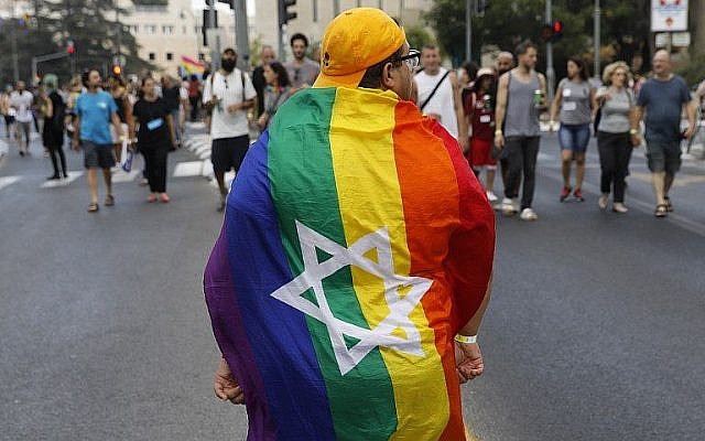 Les participants à la Gay Pride de Jérusalem, le 2 août 2018. (Crédit : AFP Photo/Menahem Kahana)