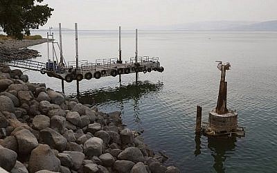 Une photo montre la baisse du niveau de l'eau dans le lac de Tibériade, le 8 octobre 2018 (Crédit :JACK GUEZ/AFP)