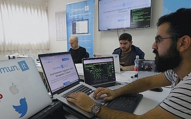 Des ingénieurs de "Commun.it" se servent de leur expertise dans les réseaux sociaux pour identifier les faux comptes, à Bnei Brak, le 23 janvier 2019. (Crédit : JACK GUEZ / AFP) Des ingénieurs de "Commun.it" se servent de leur expertise dans les réseaux sociaux pour identifier les faux comptes, à Bnei Brak, le 23 janvier 2019. (Crédit : JACK GUEZ / AFP)