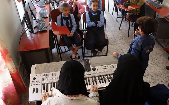Cours de musique à  l'école Al-Nawares à Taëz, grande ville du sud-ouest du Yémen, le 23 janvier 2019. (Crédit : AHMAD AL-BASHA / AFP)