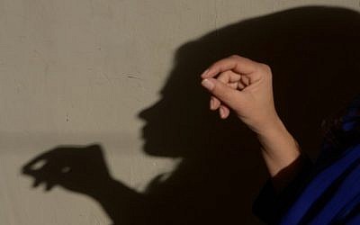 Ayeesha, une employée de l'ONG pakistanaise Aware Girls, forme des collègues à la ligne d'écoute "Sahailee" ("amie" en ourdou) dédiée à l'avortement, à Peshawar, Pakistant le 17 décembre 2018 (Crédit : ABDUL MAJEED/AFP) Ayeesha, une employée de l'ONG pakistanaise Aware Girls, forme des collègues à la ligne d'écoute "Sahailee" ("amie" en ourdou) dédiée à l'avortement, à Peshawar, Pakistant le 17 décembre 2018 (Crédit : ABDUL MAJEED/AFP)