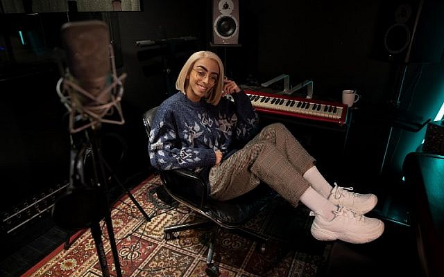 Le chanteur Bilal Hassani qui représentera la France à l'Eurovision 2019 en mai à Tel Aviv, pose à Paris le 28 janvier 2019 (Crédit: Thomas SAMSON / AFP) Le chanteur Bilal Hassani qui représentera la France à l'Eurovision 2019 en mai à Tel Aviv, pose à Paris le 28 janvier 2019 (Crédit: Thomas SAMSON / AFP)