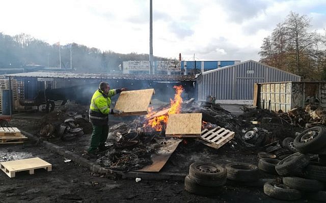 Les salariés d'une papeterie d'Arjowiggins brûlent des planches de bois à le 28 janvier 2019 à Jouy-sur-Morin. (Crédit : Sarah BRETHES / AFP)