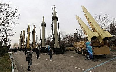 Des Iraniens visitent une exposition de l'equipement militaire à Téhéran, le 2 février 2019. (Crédit : ATTA KENARE / AFP)