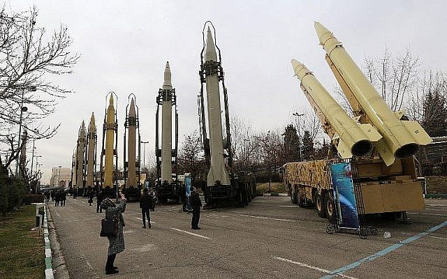 Des Iraniens visitent une exposition de l'equipement militaire à Téhéran, le 2 février 2019. (Crédit : ATTA KENARE / AFP)