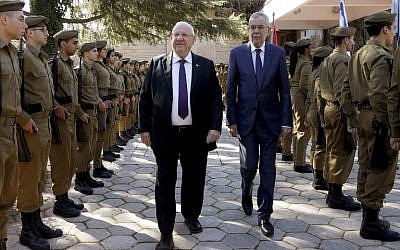 Le président Reuven Rivlin (à gauche) et son homologue autrichien Alexander Van der Bellen passent en revue la garde d'honneur lors d'une cérémonie de bienvenue dans l'enceinte présidentielle à Jérusalem, le 4 février 2019. (Crédit : GALI TIBBON / AFP)