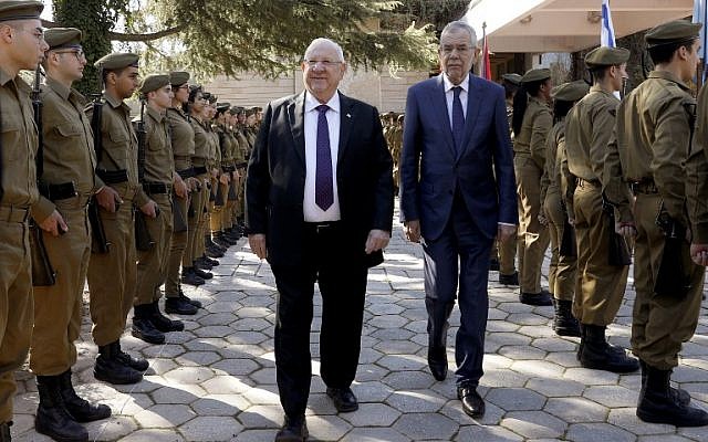 Le président Reuven Rivlin (à gauche) et son homologue autrichien Alexander Van der Bellen passent en revue la garde d'honneur lors d'une cérémonie de bienvenue dans l'enceinte présidentielle à Jérusalem, le 4 février 2019. (Crédit : GALI TIBBON / AFP) Le président Reuven Rivlin (à gauche) et son homologue autrichien Alexander Van der Bellen passent en revue la garde d'honneur lors d'une cérémonie de bienvenue dans l'enceinte présidentielle à Jérusalem, le 4 février 2019. (Crédit : GALI TIBBON / AFP)