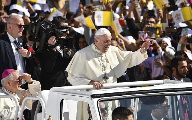 Le pape Francois salue une foule de 170 000 catholiques, au stade d'Abu Dhabi, le 5 février 2019. (Crédit : Vincenzo PINTO / AFP)