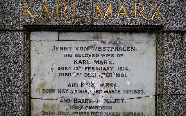 La plaque de marbre endommagée après un acte de vandalisme sur la tombe de Karl Marx, à Londres, le 5 février 2019. (Crédit : Tolga Akmen/AFP)