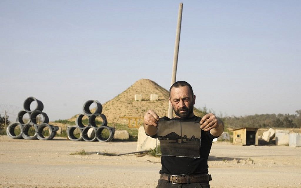Edward Kaprov, un photographe israélien, montre l'une de ses photos développées sur du verre près de Gaza, me 5 février 2019. (Crédit : MENAHEM KAHANA / AFP) Edward Kaprov, un photographe israélien, montre l'une de ses photos développées sur du verre près de Gaza, me 5 février 2019. (Crédit : MENAHEM KAHANA / AFP)