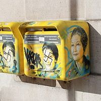 Le visage de Simone Veil taggué d'une croix gammée dans le 13e arrondissement, le 11 février 2019. (Crédit : JACQUES DEMARTHON / AFP)