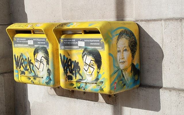 Le visage de Simone Veil taggué d'une croix gammée dans le 13e arrondissement, le 11 février 2019. (Crédit : JACQUES DEMARTHON / AFP)