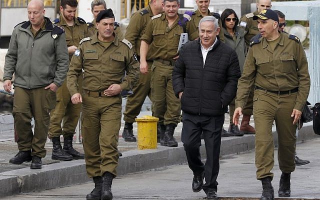 Le Premier ministre Benjamin Netanyahu lors d'une visite dans une base à Haïfa, le 12 février 2019. (JACK GUEZ / POOL / AFP) Le Premier ministre Benjamin Netanyahu lors d'une visite dans une base à Haïfa, le 12 février 2019. (JACK GUEZ / POOL / AFP)