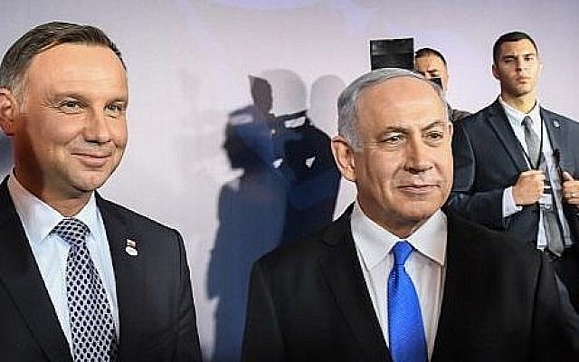 Le président polonais Andrzej Duda et le Premier ministre israélien Benjamin Netanyahu pendant la conférence sur la paix et la sécurité au Moyen-Orient à Varsovie, le 13 février 2019 (Crédit : Janek SKARZYNSKI / AFP)