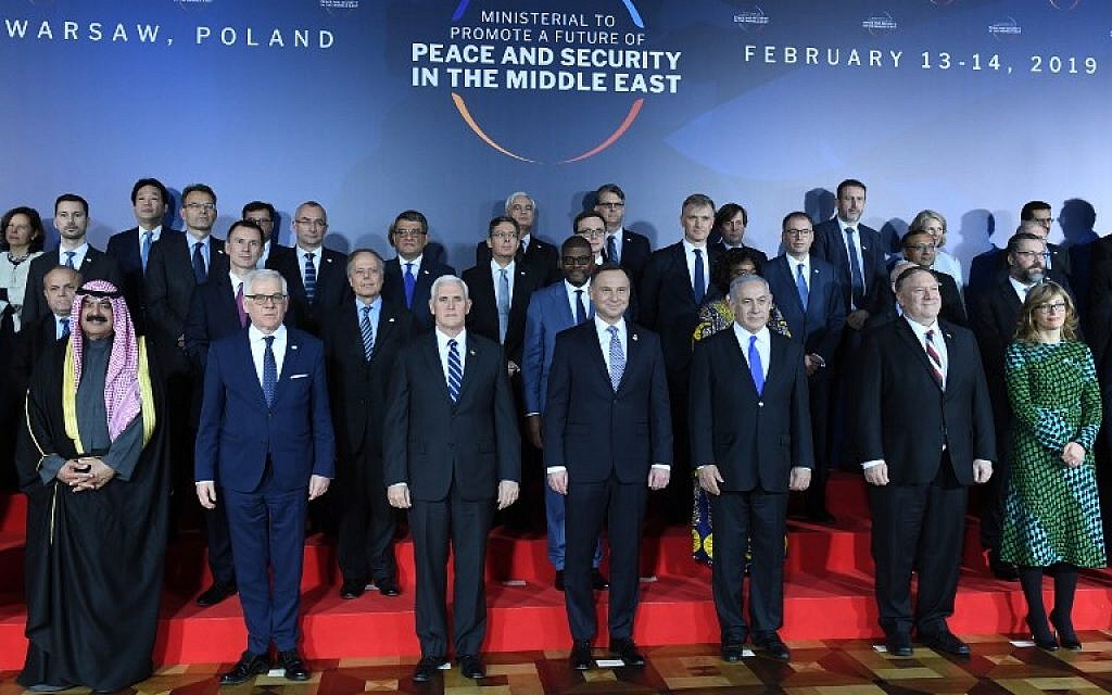 Le ministre polonais des Affaires étrangères Jacek Czaputowicz, le vice-président américain Mike Pence, le président polonais Andrzej Duda, le Premier ministre Benjamin Netanyahu et le secrétaire d'État américain Mike Pompeo posent pour une photo de famille à la conférence sur la paix et la sécurité au Moyen Orient à Varsovie, le 13 février 2019. (Janek SKARZYNSKI/AFP)