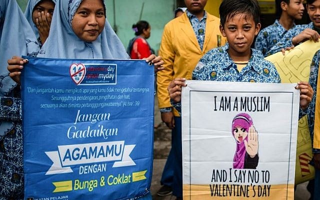 Une centaine de lycéens de Surabaya, la deuxième ville d'Indonésie, manifestent contre la tradition occidentale de la Saint-Valentin. "Dites non maintenant à la Saint-Valentin!" ou "Désolée pour la Saint-Valentin, je suis musulmane", peut-on lire sur les pancartes. (Crédit : .Juni Kriswanto / AFP) Une centaine de lycéens de Surabaya, la deuxième ville d'Indonésie, manifestent contre la tradition occidentale de la Saint-Valentin. "Dites non maintenant à la Saint-Valentin!" ou "Désolée pour la Saint-Valentin, je suis musulmane", peut-on lire sur les pancartes. (Crédit : .Juni Kriswanto / AFP)