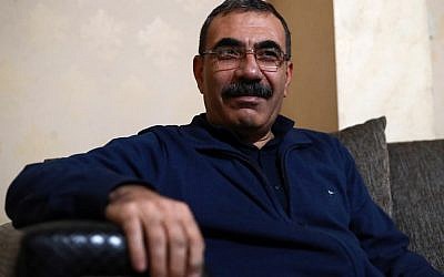 (Le responsable kurde Aldar Khalil, qui a joué un rôle dans l'établissement de la région semi-autonome kurde en 2013, pendant une interview à Qamishl, le 22 décembre 2018 (Crédit : Delil SOULEIMAN / AFP) (Le responsable kurde Aldar Khalil, qui a joué un rôle dans l'établissement de la région semi-autonome kurde en 2013, pendant une interview à Qamishl, le 22 décembre 2018 (Crédit : Delil SOULEIMAN / AFP)