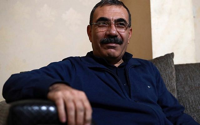 (Le responsable kurde Aldar Khalil, qui a joué un rôle dans l'établissement de la région semi-autonome kurde en 2013, pendant une interview à  Qamishl, le 22 décembre 2018 (Crédit :  Delil SOULEIMAN / AFP)