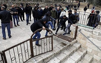 Des manifestants palestiniens forcent l'entrée verrouillée menant au site de la porte de la Miséricorde en face de la mosquée Al Aqsa sur le Mont du Temple, dans la Vieille Ville de Jérusalem, le 18 février 2019. (Ahmad Gharabli/AFP) Des manifestants palestiniens forcent l'entrée verrouillée menant au site de la porte de la Miséricorde en face de la mosquée Al Aqsa sur le Mont du Temple, dans la Vieille Ville de Jérusalem, le 18 février 2019. (Ahmad Gharabli/AFP)