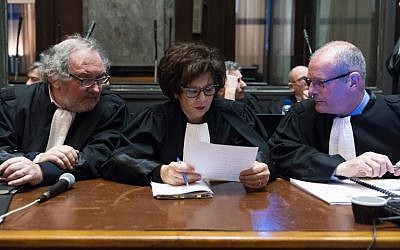 L'avocat Vincent Lurquin, représentant un témoin de la tragédie, Me Michèle Hirsch, avocate du Centre de coordination des organisations juives de Belgique (CCOJB) et Me François Koning, représentant les proches d'une victime, Dominique Sabrier, lors du procès de Mehdi Nemmouche au Palais de justice de Bruxelles, le 18 février 2019 (Crédit : DAINA LE LARDIC / BELGA / AFP)