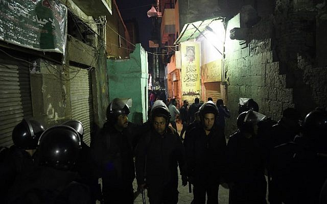 La police anti-émeute bloque l'accès à la rue où gît le corps d'un kamikaze derrière la mosquée al-Azhar, le 19 février 2019. (Crédit : Khaled DESOUKI / AFP)