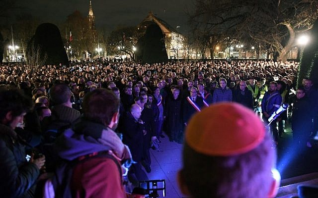 Les gens rendent hommage à un rassemblement à Strasbourg, dans l'est de la France, le 19 février 2019, lors d'une journée d'actions à l'échelle nationale contre la montée en puissance des attaques antisémites en France. (Crédit : FREDERICK FLORIN / AFP) Les gens rendent hommage à un rassemblement à Strasbourg, dans l'est de la France, le 19 février 2019, lors d'une journée d'actions à l'échelle nationale contre la montée en puissance des attaques antisémites en France. (Crédit : FREDERICK FLORIN / AFP)