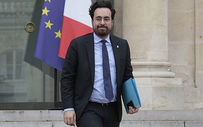 Le secrétaire d'État auprès du ministre de l'Économie et du ministre de l'Action publique, et chargé du numérique, Mounir Mahjoubi, quitte la réunion hebdomadaire du cabinet de l'Elysée à Paris le 20 février 2019. (Crédit : LUDOVIC MARIN / AFP)