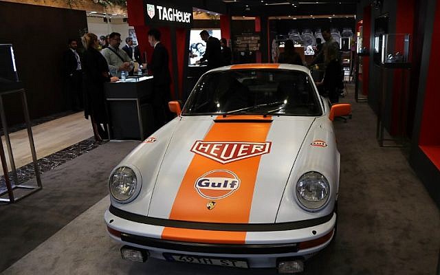 Une Porsche à   l'Exposition de joaillerie et d'horlogerie de Doha, le 20 février 2019 (Crédit :  KARIM JAAFAR / AFP) KARIM JAAFAR /