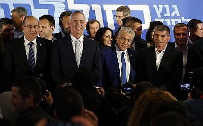 De gauche à droite : Les dirigeants du parti Kakhol lavan Moshe Yaalon, Benny Gantz, Yair Lapid et Gabi Ashkenazi posent pour une photo après avoir annoncé leur nouvelle alliance électorale à Tel Aviv, le 21 février 2019. (Jack Guez/AFP)