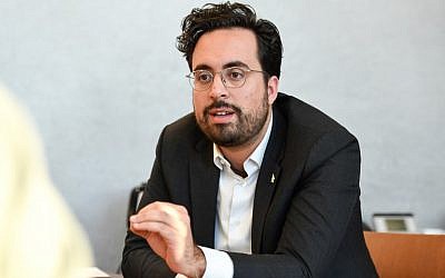 Le Secrétaire d'État auprès du ministre de l’Économie, chargé du Numérique, Mounir Mahjoubi répond à des questions lors d'un entretien au ministère de l’Économie, à Paris, le 21 février 2019. (Crédit : BERTRAND GUAY / AFP)