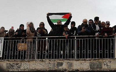 Des fidèles palestiniens se réunissent avant les prières du vendredi à la porte de la Miséricorde sur le mont du Temple, dans la Vieille Ville de Jérusalem, le 22 février 2019 (Crédit : Ahmad Gharabli/AFP)